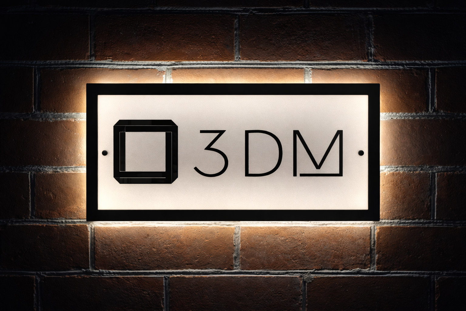 Tabliczka LED z logo 3DM na ścianie z cegły
